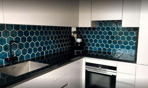 Bijenraattegels blauw keuken achterwand